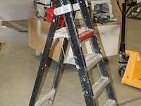 Huishoudtrap altrex met drie treden en bordes. - afbeelding 2 van  2