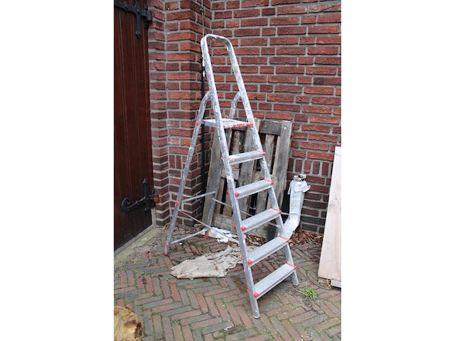 Huishoudtrap antrex met vijf treden en bordes. - afbeelding 2 van  2