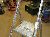 Huishoudtrap hailo met drie treden en bordes. - afbeelding 3 van  3