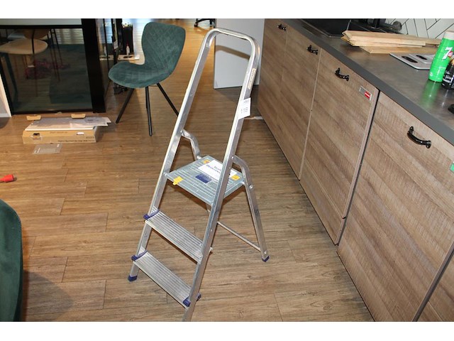 Huishoudtrap met 2 treden en bordes. - afbeelding 1 van  2