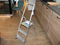Huishoudtrap met 2 treden en bordes. - afbeelding 1 van  2