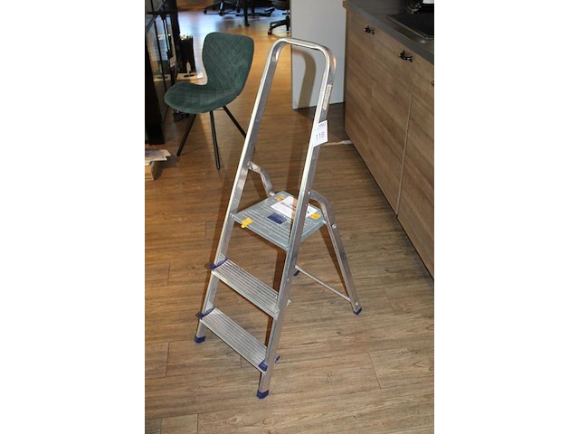 Huishoudtrap met 2 treden en bordes. - afbeelding 2 van  2