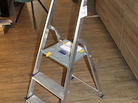 Huishoudtrap met 2 treden en bordes. - afbeelding 2 van  2