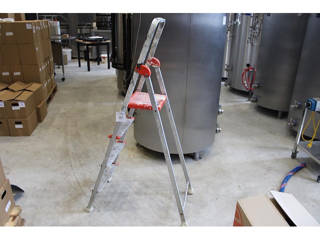 Huishoudtrap met 3 treden en bordes. - afbeelding 1 van  2