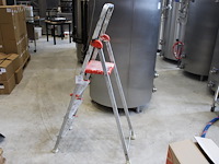 Huishoudtrap met 3 treden en bordes. - afbeelding 1 van  2