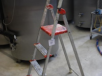 Huishoudtrap met 3 treden en bordes. - afbeelding 2 van  2