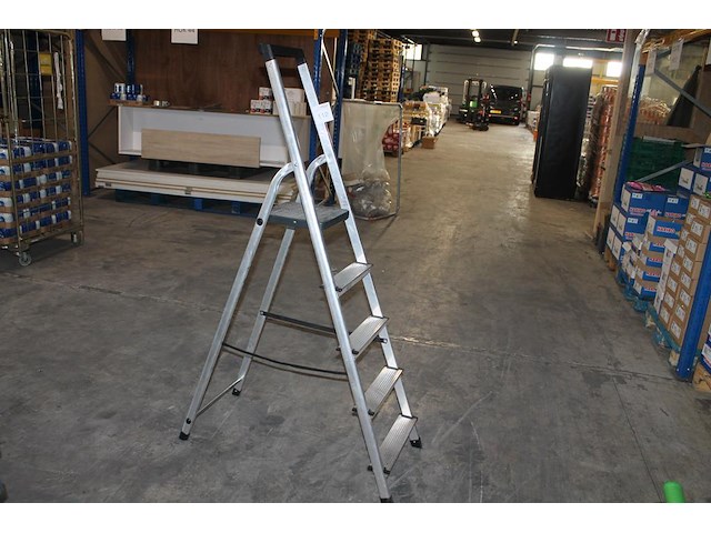 Huishoudtrap met 4 treden en bordes. - afbeelding 1 van  2