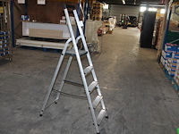 Huishoudtrap met 4 treden en bordes. - afbeelding 1 van  2