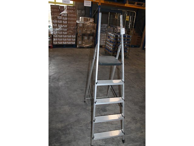 Huishoudtrap met 4 treden en bordes. - afbeelding 2 van  2