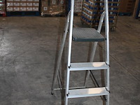 Huishoudtrap met 4 treden en bordes. - afbeelding 2 van  2
