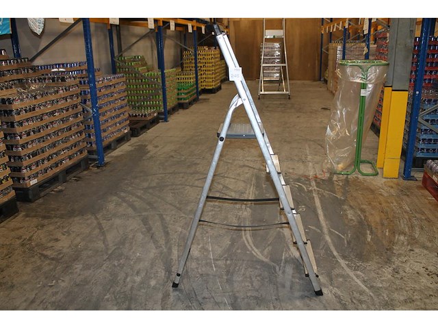 Huishoudtrap met 4 treden en bordes. - afbeelding 1 van  3