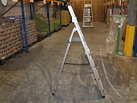 Huishoudtrap met 4 treden en bordes.