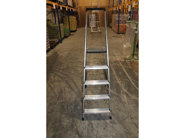 Huishoudtrap met 4 treden en bordes. - afbeelding 3 van  3