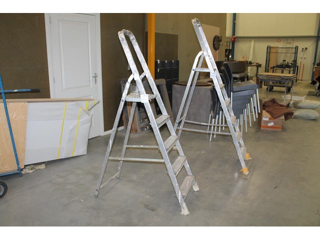 Huishoudtrap met vier treden en bordes. - afbeelding 1 van  2