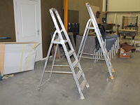 Huishoudtrap met vier treden en bordes. - afbeelding 1 van  2