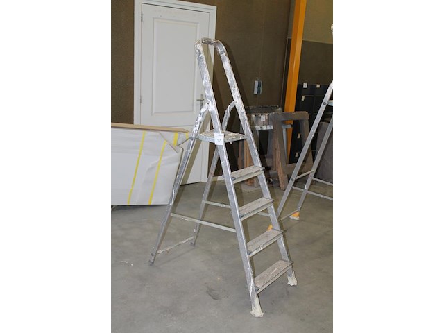Huishoudtrap met vier treden en bordes. - afbeelding 2 van  2