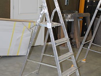 Huishoudtrap met vier treden en bordes. - afbeelding 2 van  2