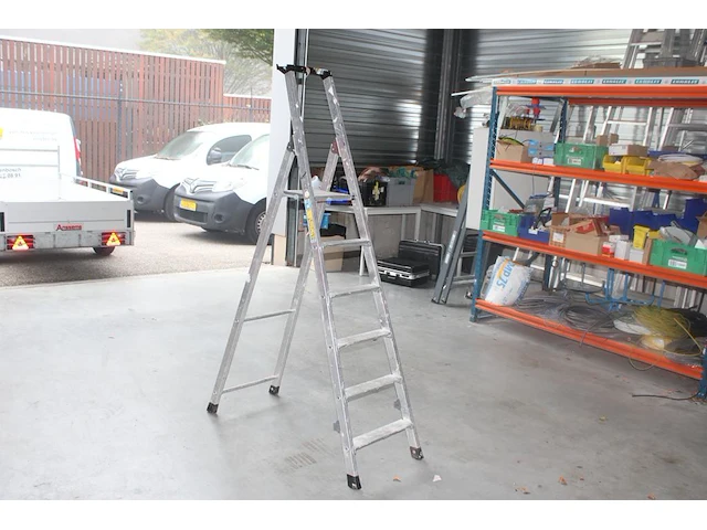 Huishoudtrap met vijf treden en bordes - afbeelding 1 van  2