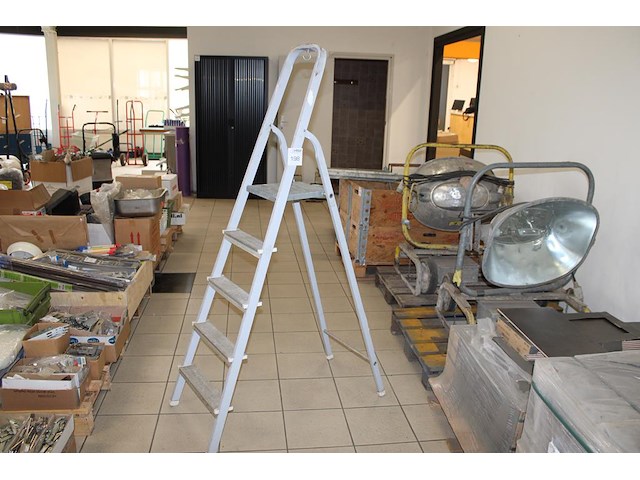 Huishoudtrap tomado met 4 treden en bordes. - afbeelding 1 van  2