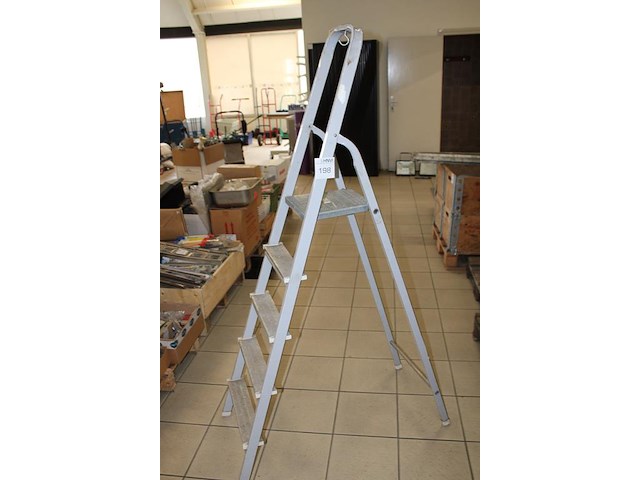 Huishoudtrap tomado met 4 treden en bordes. - afbeelding 2 van  2