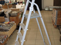 Huishoudtrap tomado met 4 treden en bordes. - afbeelding 2 van  2