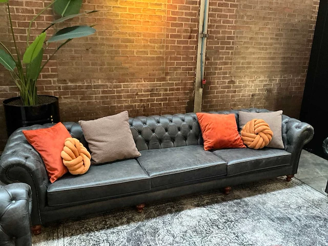 Huislijn | loungebank | zwart leerlook met oranje kussens 320x90x75cm - afbeelding 1 van  4