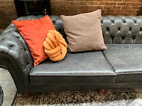Huislijn | loungebank | zwart leerlook met oranje kussens 320x90x75cm - afbeelding 2 van  4