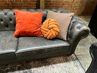 Huislijn | loungebank | zwart leerlook met oranje kussens 320x90x75cm - afbeelding 3 van  4