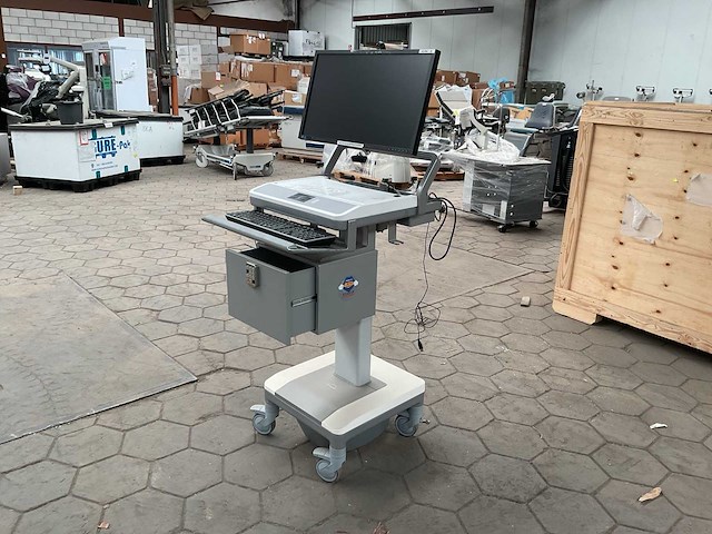 Humanscale hospital cart computer monitor - afbeelding 1 van  3