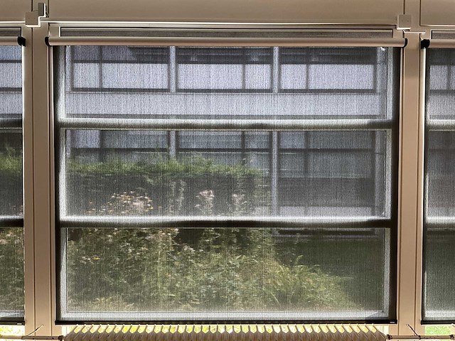 Hunter douglas - elektrisch bedienbaar rolgordijn (8x) - afbeelding 1 van  5