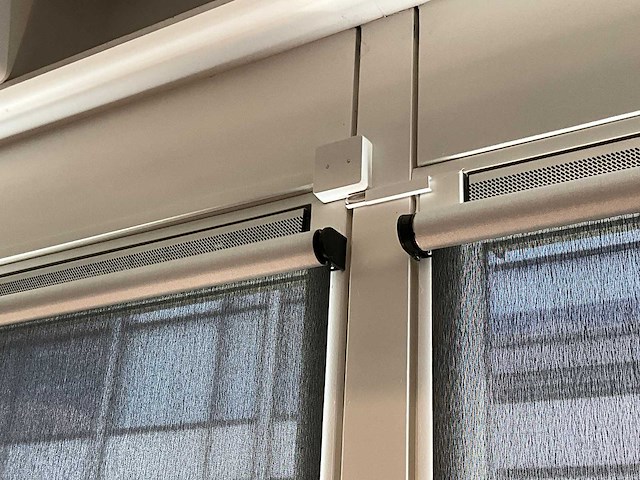 Hunter douglas - elektrisch bedienbaar rolgordijn (8x) - afbeelding 2 van  5