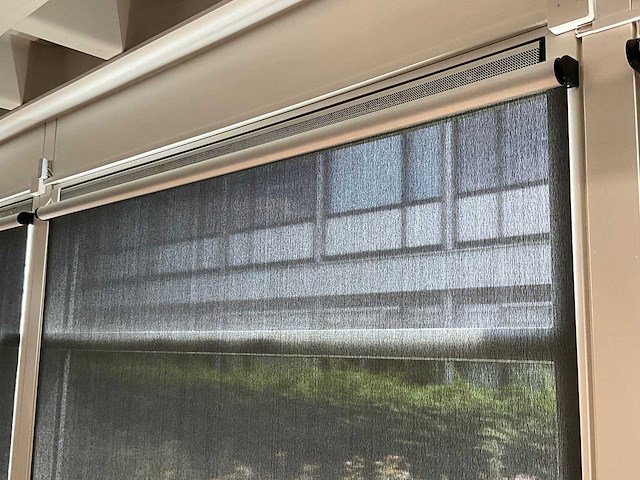 Hunter douglas - elektrisch bedienbaar rolgordijn (8x) - afbeelding 3 van  5