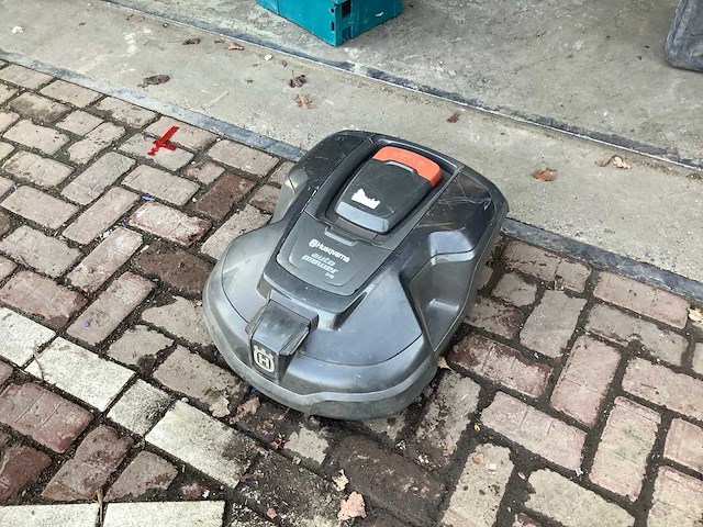 Husqvarna - 310 - robot lawn mower - afbeelding 1 van  4