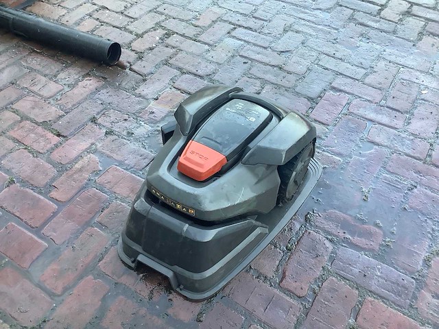 Husqvarna 105 robotmaaier - afbeelding 1 van  3