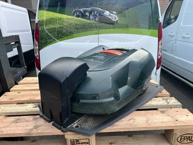 Husqvarna 220 ac robotmaaier - afbeelding 1 van  4