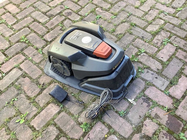 Husqvarna 305 robotmaaier - afbeelding 1 van  6
