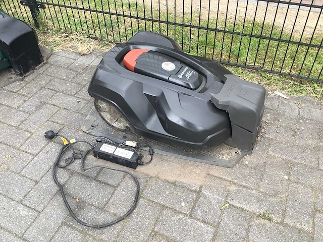 Husqvarna 320 robotmaaier - afbeelding 1 van  6