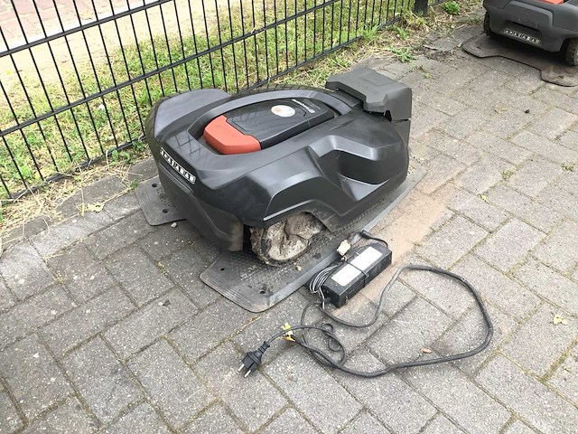 Husqvarna 320 robotmaaier - afbeelding 3 van  6