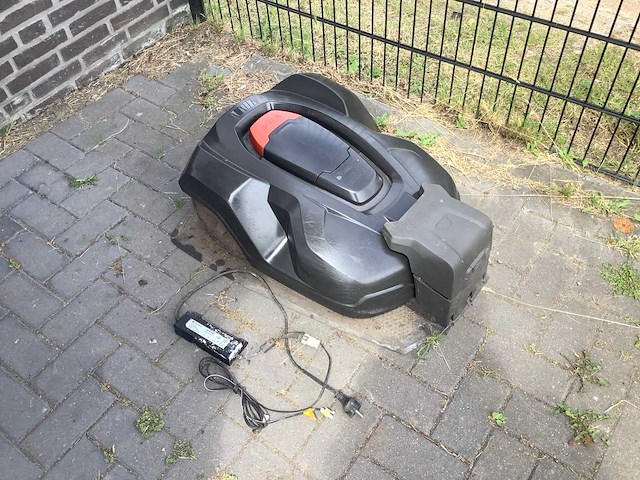 Husqvarna 320 robotmaaier - afbeelding 1 van  5