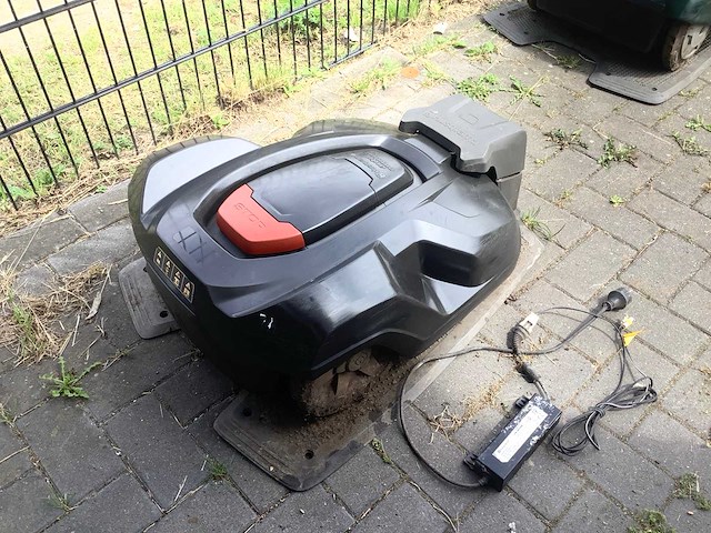 Husqvarna 320 robotmaaier - afbeelding 3 van  5