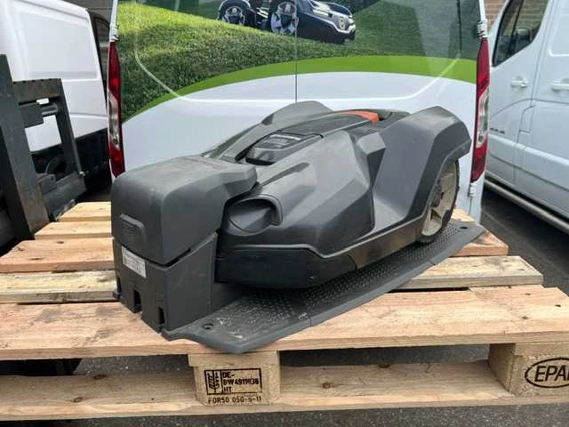 Husqvarna 330x robotmaaier - afbeelding 1 van  4