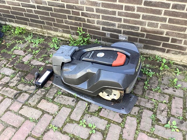 Husqvarna 330x robotmaaier - afbeelding 1 van  6
