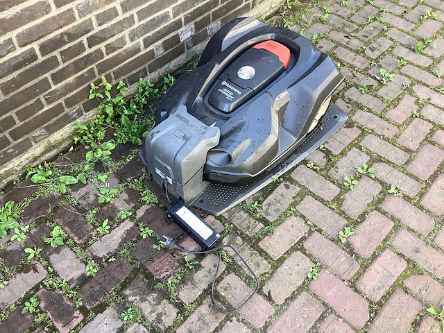 Husqvarna 330x robotmaaier - afbeelding 3 van  6