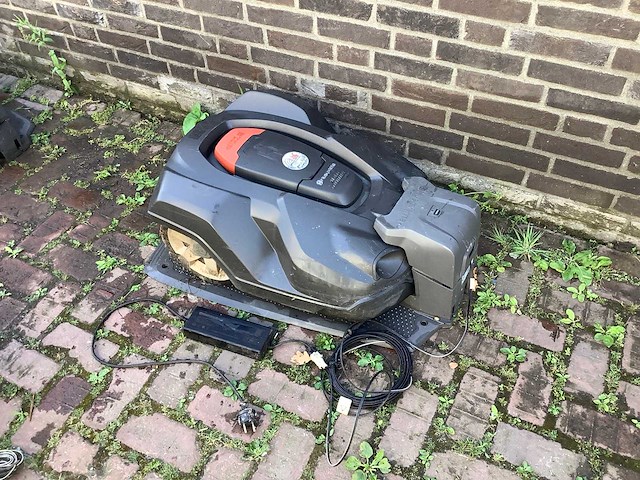 Husqvarna 330x robotmaaier - afbeelding 1 van  6