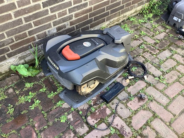 Husqvarna 330x robotmaaier - afbeelding 3 van  6