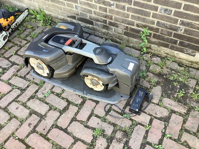 Husqvarna 435x awd robotmaaier - afbeelding 1 van  5