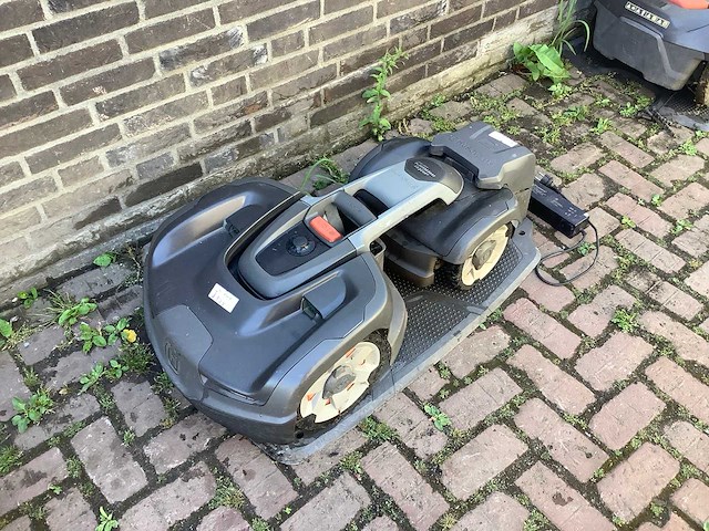 Husqvarna 435x awd robotmaaier - afbeelding 3 van  5