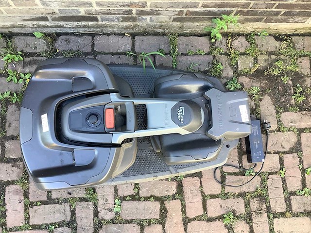 Husqvarna 435x awd robotmaaier - afbeelding 4 van  5
