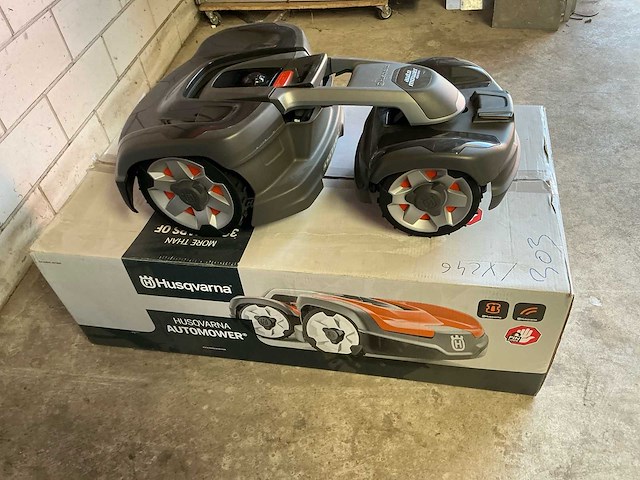 Husqvarna 435x awd robotmaaier - afbeelding 3 van  10