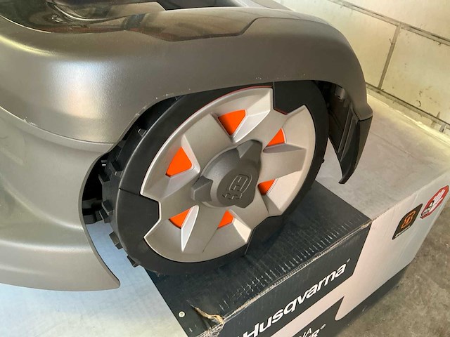 Husqvarna 435x awd robotmaaier - afbeelding 7 van  10